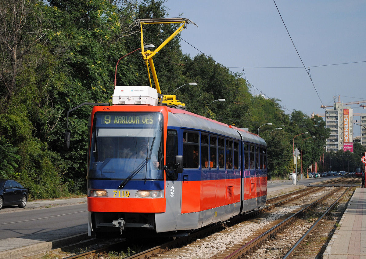 Der K2S 7119, der noch zu den wenigen Fahrzeugen zählt, die noch das rot - silber - blaue Design der Jahrtausendwende tragen, fährt am 27.08.2015 in die Haltestelle Park Kultury ein. 