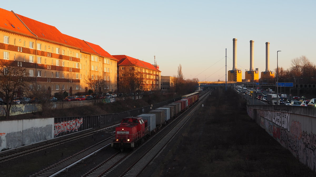 Der Kaffeezug im Februar. Lang sind die Schatten, aber auf der Schiene (Ringbahn) rollt es, wohingegen auf der Straße (A100) Stillstand herrscht.

Gezogen wurde der Kaffeezug von 298 329, hier zu sehen an der Berliner S-Bahn Station  Hohenzollerndamm  am 22.02.2021 um 17.05 Uhr.

Im Hintergrund treffen sich eine BR 485 (S42) und BR 480 (S41).

Berlin, der 22.02.2021