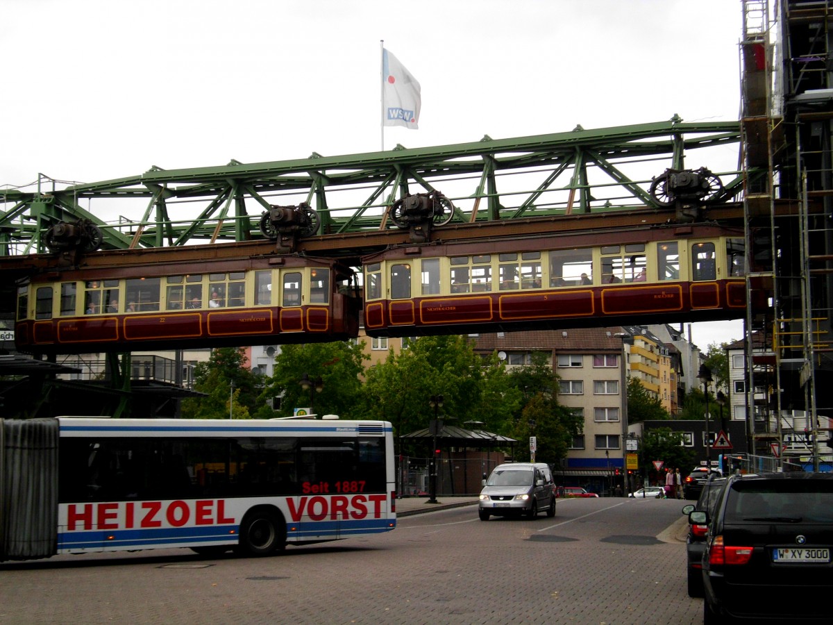 Der Kaiserwagen in Richtung Vohwinkel am Haltepunkt Oberbarmen Bahnhof.(15.9.2013)   