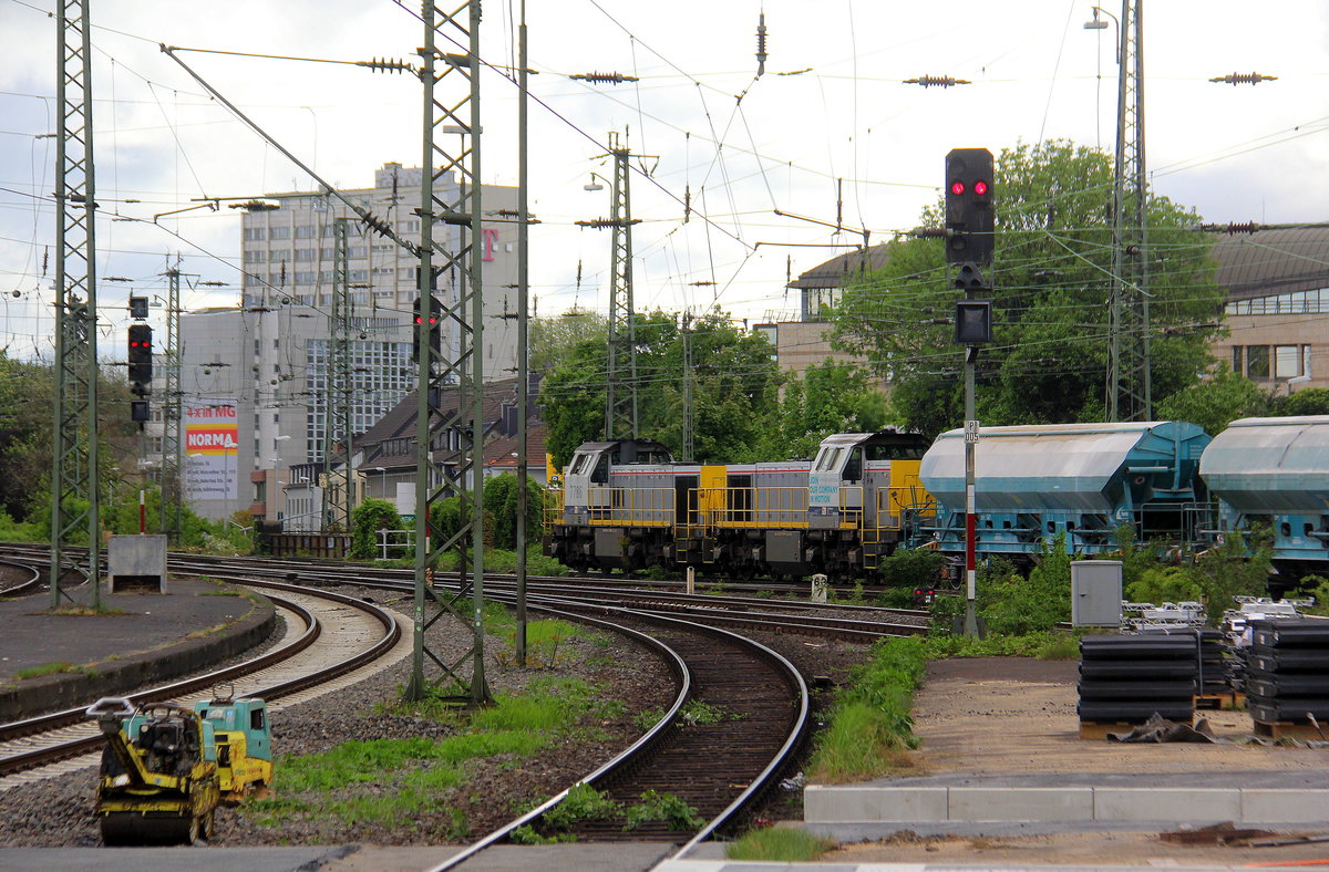 Der Kalkleerzug von Oberhausen-West(D) nach Hermalle-Huy(B) wird von zwei 77er von Lineas in Richtung Aachen gezogen.
Aufgeommen vom Bahnsteig 5 in Mönchengladbach.
Am Nachmittag vom 30.4.2018.