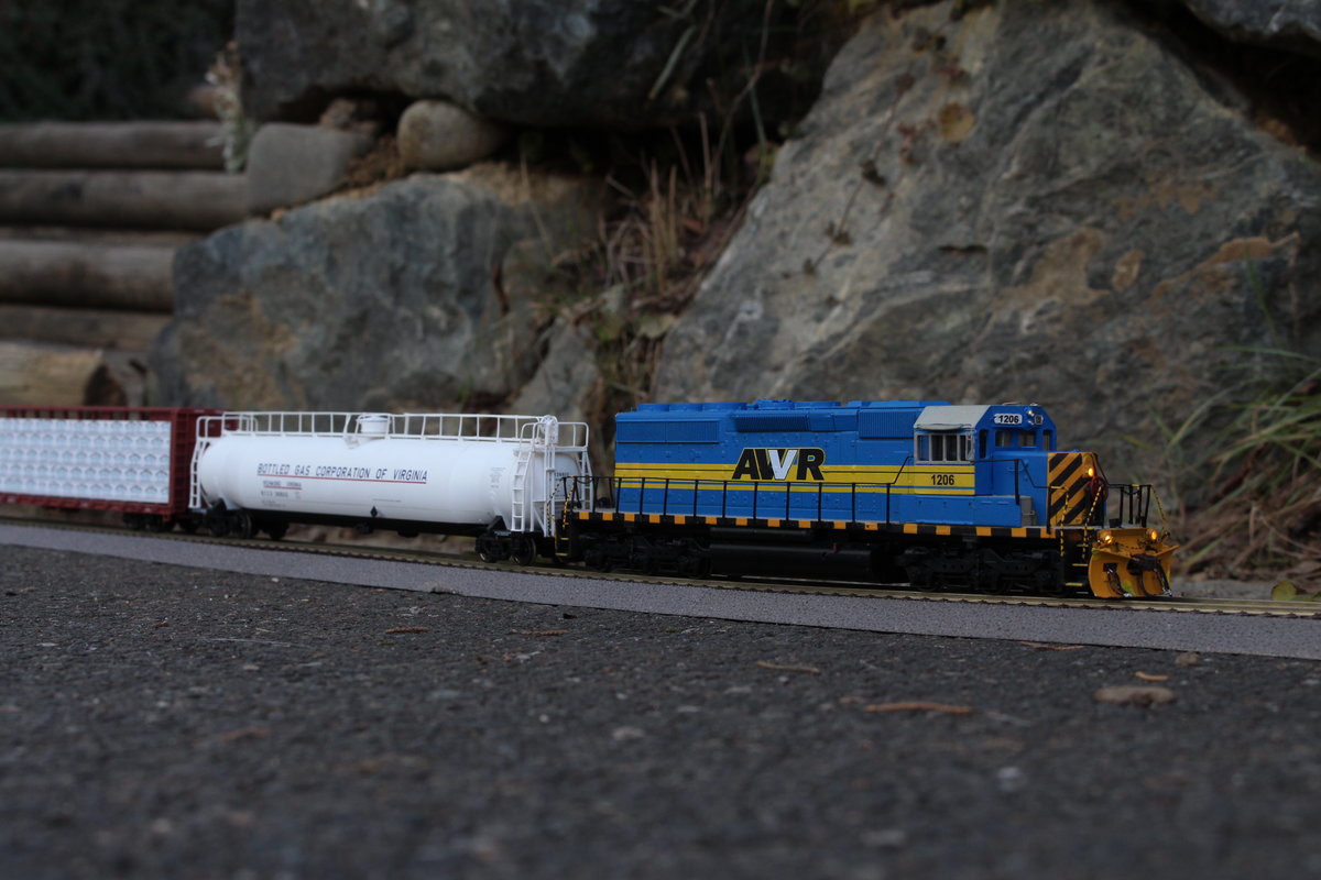 Der kalter Novemberabend des 28.11.2017 neigt sich dem Ende zu und die Sonne ist bereits hinter den Bergen verschwunden.
Die SD40-2 #1206 der  Allegheny & West Virginia Railroad  (AWVR) hat bereits alle Verschubaufgaben bei der ehemaligen Healthmountain Company beendet und mach sich auf den Weg den Lonsperchpass bergwärts zu ihrem nächsten Ziel.
