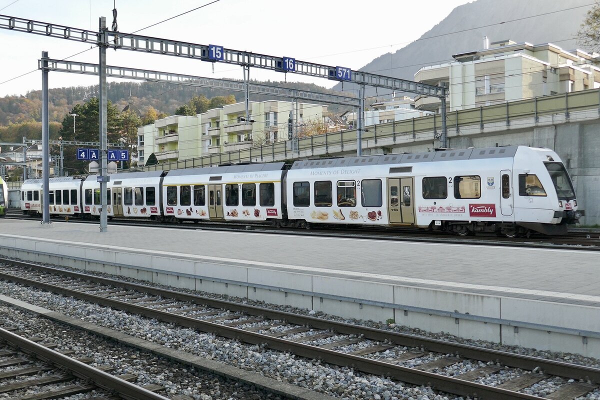Der Kambly Lötschberger RABe 535 115  Trubschachen II  am 30.10.22 im Bahnhof Spiez.