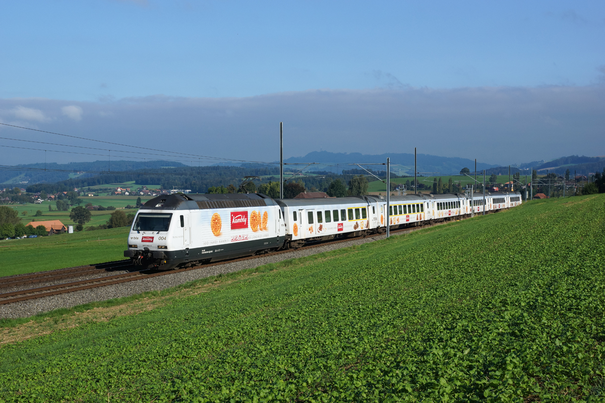 Der Kambly-Werbezug mit der Re 465 004-0 an der Spitze fährt am 14.09.2014 von Worb Richtung Konolfingen, aufgenommen kurz vor Tägertschi.