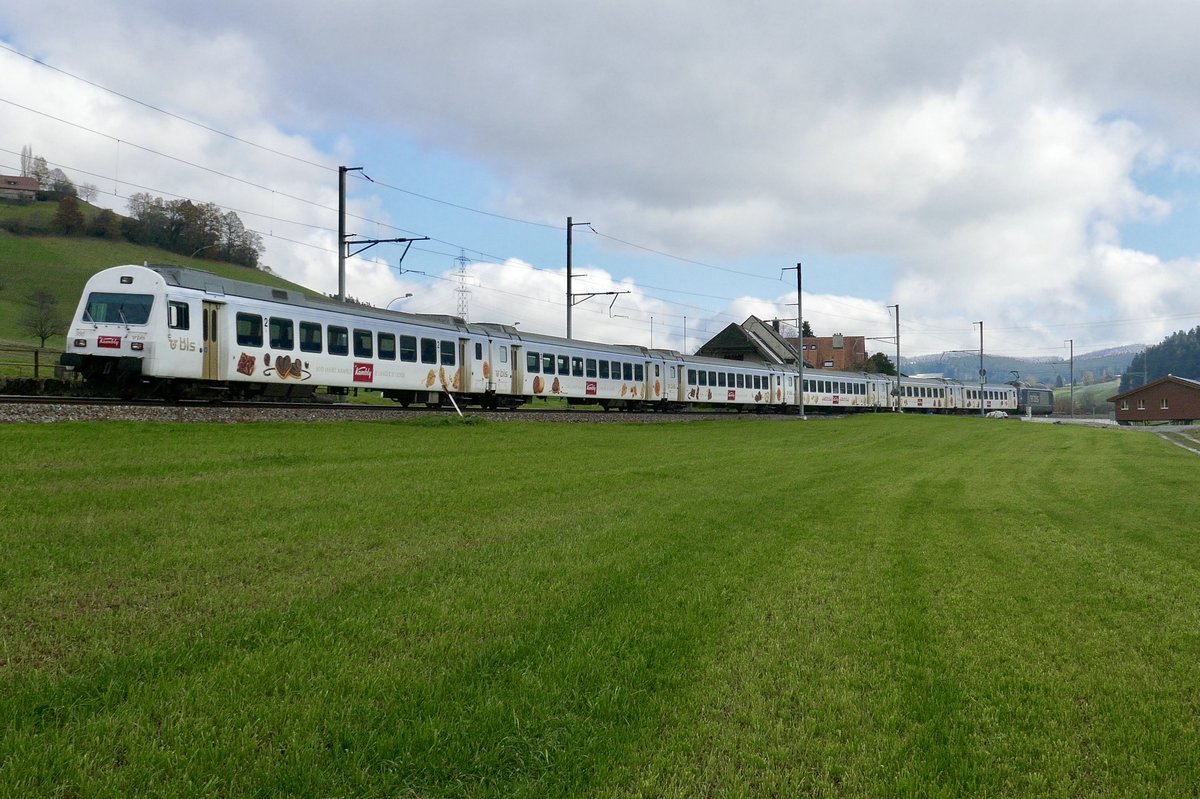 Der Kambly Zug am 12.11.16 als RE nach Luzern bei Zziwil.