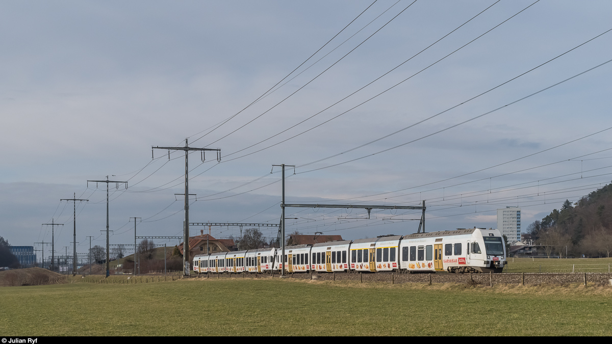 Der Kambly-Zug besteht seit dem Fahrplanwechsel im Dezember 2016 aus zwei Lötschbergern. Am 11. Februar 2017 konnten RABe 535 115 und 114 als RE Bern - Luzern bei Ostermundigen abgelichtet werden.