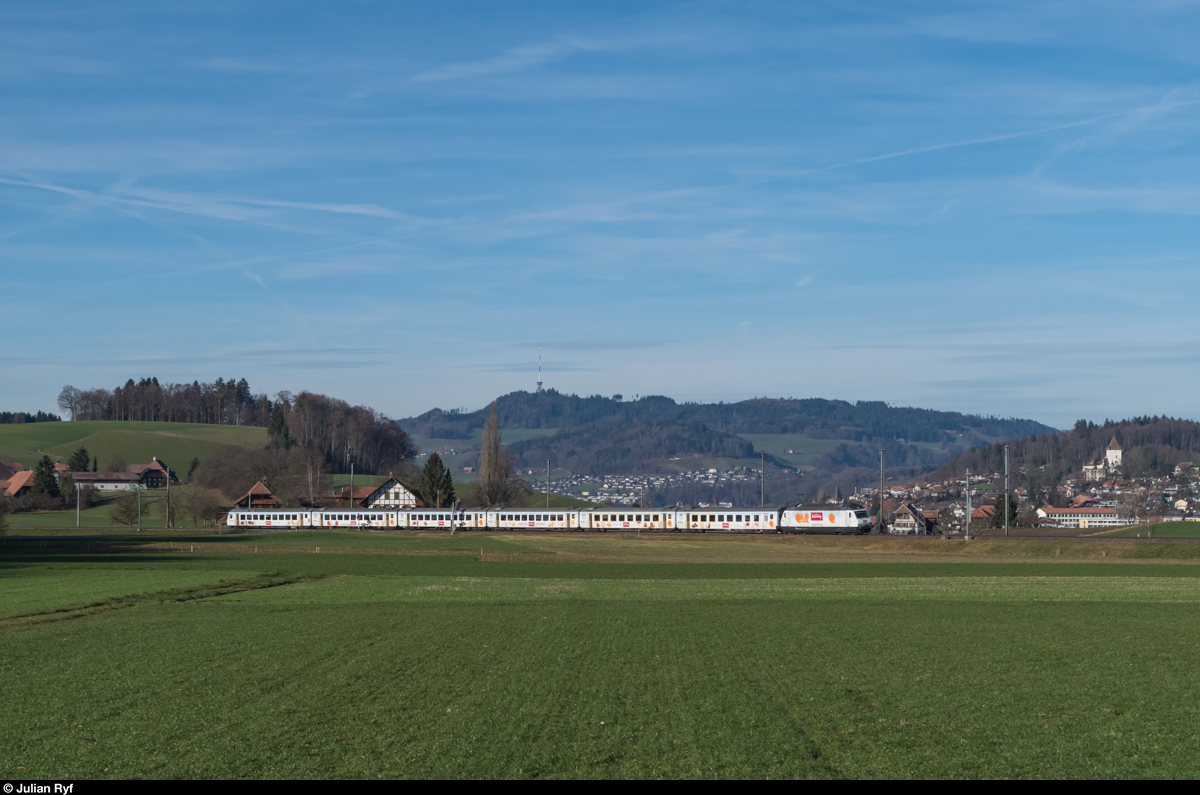 Der Kambly-Zug der BLS fährt am 12. Dezember 2015 bei Worb SBB Richtung Luzern. Im Hintergrund zu sehen sind der Bantiger und das Schloss Worb.