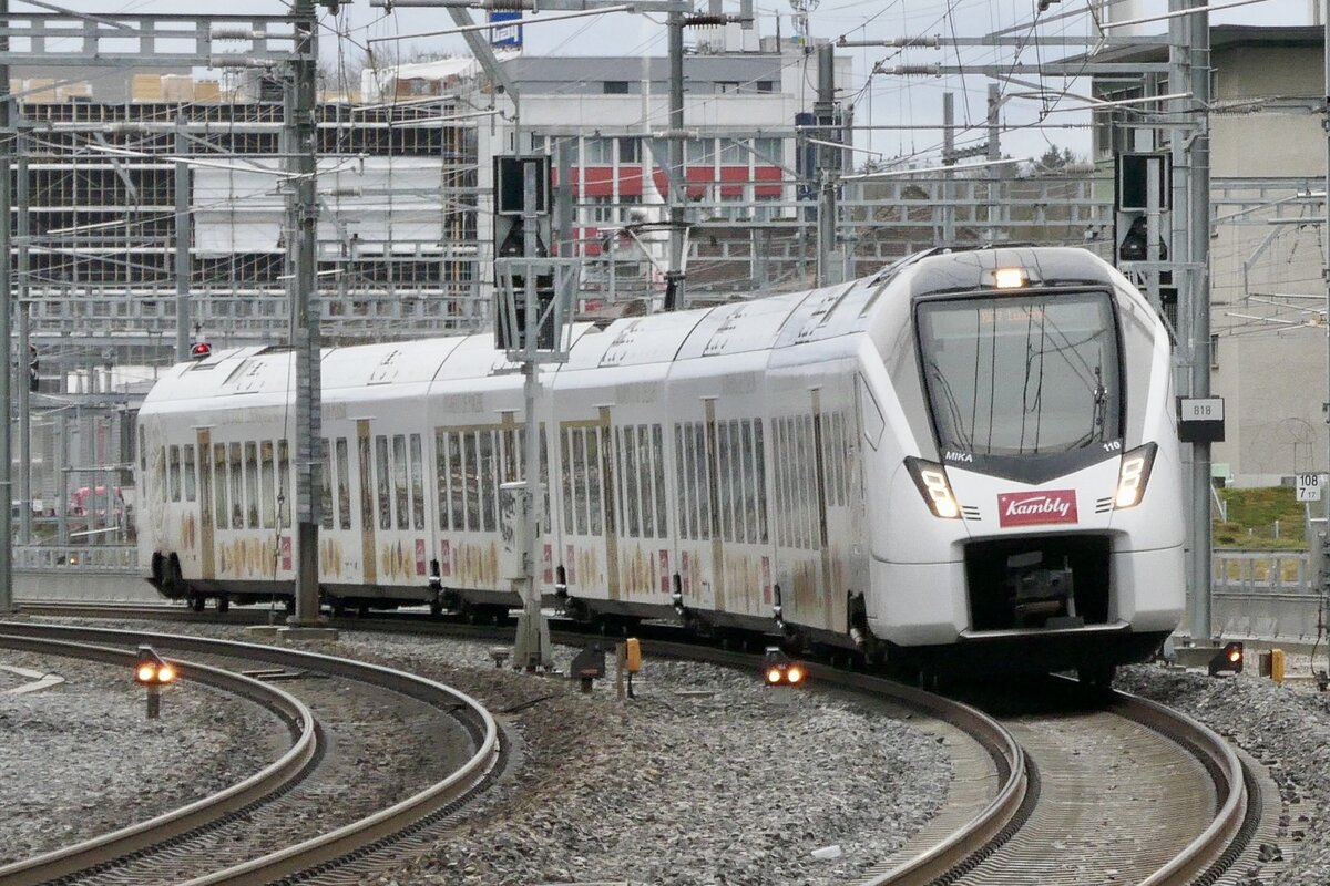 Der Kamblyzug RABe 528 110  Trubschachen  der als RE7 nach Luzern unterwegs ist am 22.12.24 kurz vor dem Bahnhof Bern Wankdorf.