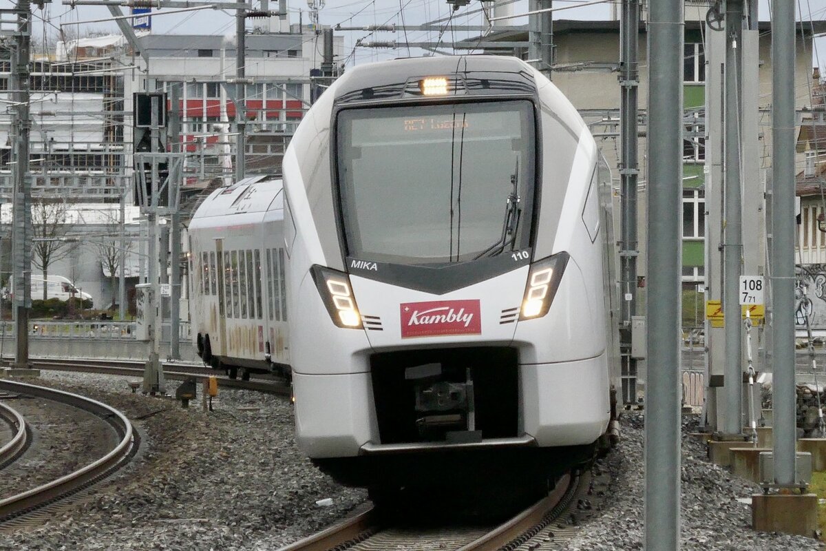 Der Kamblyzug RABe 528 110  Trubschachen  der als RE7 nach Luzern unterwegs ist am 22.12.24 kurz vor dem Bahnhof Bern Wankdorf.