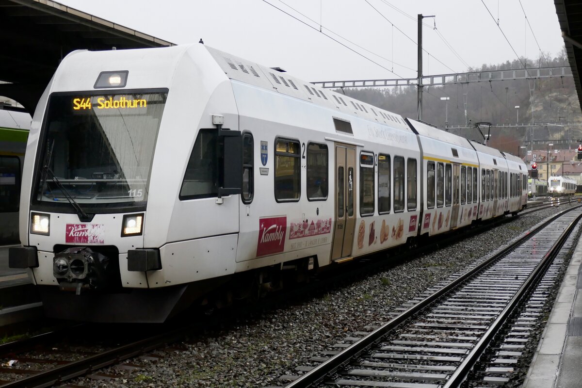 Der Kamblyzug RABe 535 115  Trubschachen 2  mit dem zweiten Kamblyzug RABe 535 114  Trubschen 1  im Hintergrund am 22.12.24 im Bahnhof Burgdorf.