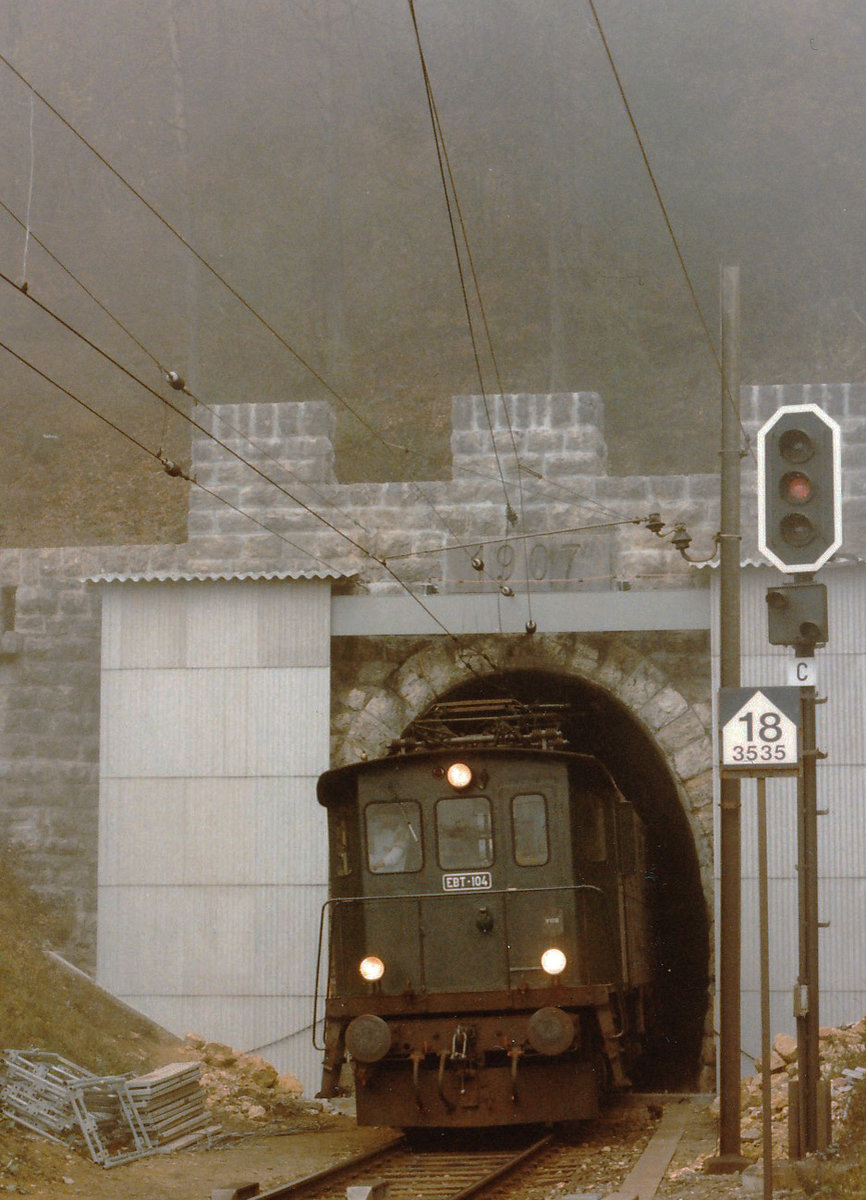 Der Kampf gegen die Stilllegung der Bahnstrecke Solothurn-Moutier.
SMB: Der Eisenbahntunnel aus dem Jahre 1907 durch den Weissenstein wird nun doch saniert, dies hat der Bund am 14. Februar 2017 entschieden und damit den Erhalt der Bahnstrecke Solothurn-Moutier besiegelt. Für 85 Millionen Franken soll der Weissensteintunnel mit seiner Länge von 3'700 m instand gestellt werden. Die Bahnlinie kann so weitere 25 Jahre lang betrieben werden. Die Aufnahme dokumentiert einen Güterzug mit der EBT Be 4/4 104 beim Verlassen des Tunnels in Oberdorf im November 1984.
Foto: Walter Ruetsch