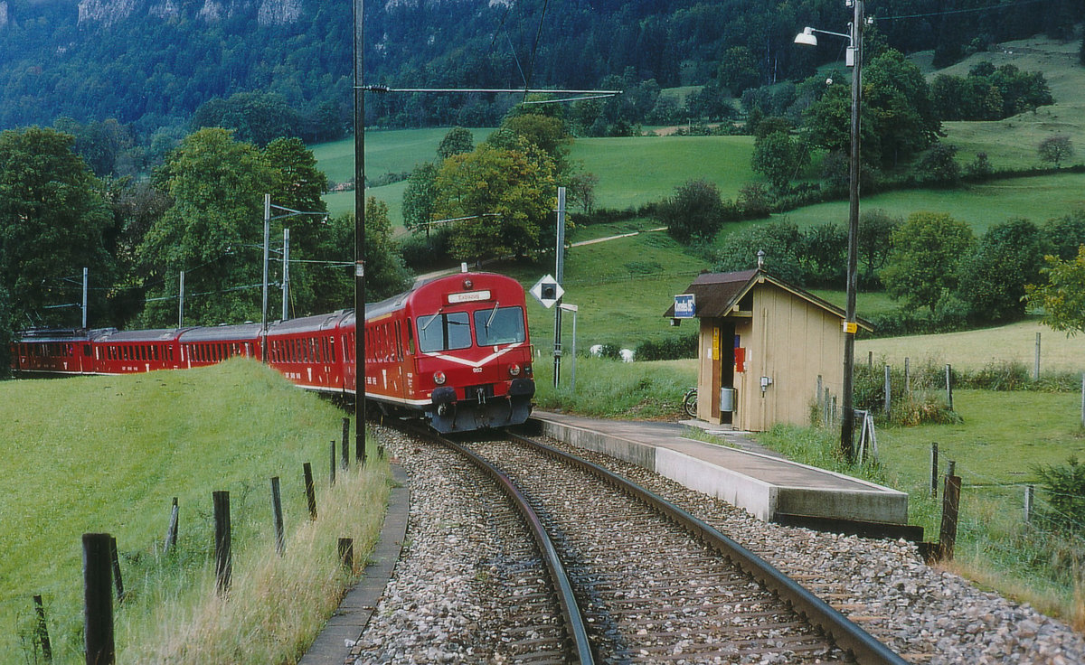 Der Kampf gegen die Stilllegung der Bahnstrecke Solothurn-Moutier.
RM/SMB: Bereits im Jahre 1996 drohte die Betriebseinstellung der SMB. Für den Erhalt der Bahn wurde ein Verein Pro SMB gegründet. Am 16. September 1996 kam es in Solothurn zu einer grossen Kundgebung. Als Demonstrationszug von Solothurn nach Moutier und zurück stand ein fünfteiliger Miragependelzug mit dem BDe 4/4 II 252  Willisau  im Einsatz. Auf der Rückfahrt wurden am Viadukt in Corelles entsprechende Transparente ausgerollt. 
Foto: Walter Ruetsch 