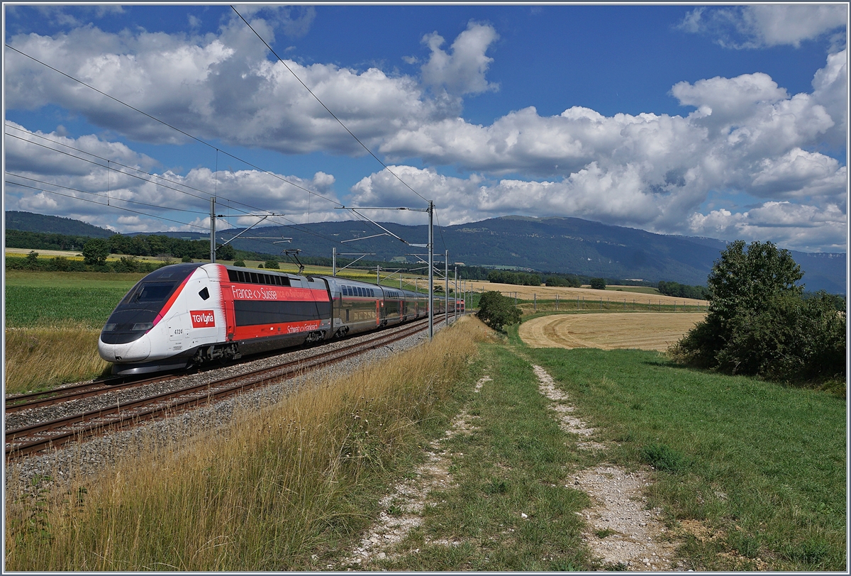 Der Kanton Waadt (VAUD) bietet mit Jura, Mittelland und Alpen nicht nur landschaftlich eine interessante Vielfalt, sondern auch im Bahnverkehr: Oberhalb von Arnex ist der TGV Lyria 9261 bestehend aus dem Triebzug 4724 von Paris Gare de Lyon nach Lausanne unterwegs. 

25. Juli 2020