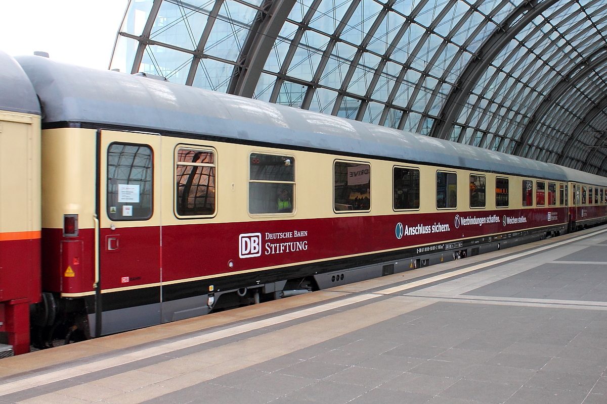 Der Kanzlerwagen der Bauart WGSmz 803.0 (61 80 89-90 001-2 D-DB) eingereiht als Wagen 4 in den TEE Rheingold „Berliner Land“ am 18.04.2015 in Berlin Hauptbahnhof.
Der Wagen wurde am 30.09.1974 bei Wegmann übergeben.
