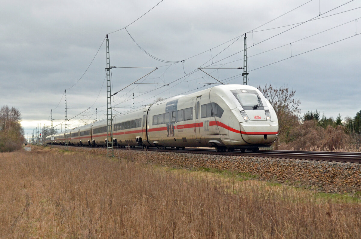 Der Karriere-ICE war am 22.02.24 als ICE 770 von Stuttgart nach Berlin unterwegs. Hier durcheilt er Gräfenhainichen.