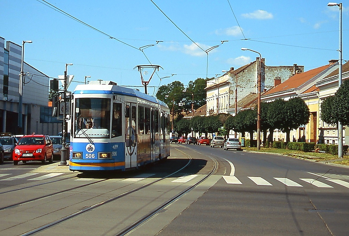 Der KCSV6 506 der Straßenbahn Debrecen ist am 13.06.2011 auf der Perterha utca unterwegs. Die Triebwagen sind die letzten in Ungarn hergestellten Straßenbahnfahrzeuge, Ganz lieferte zwischen 1993 und 1997 nur diese elf Fahrzeuge nach Debrecen.
