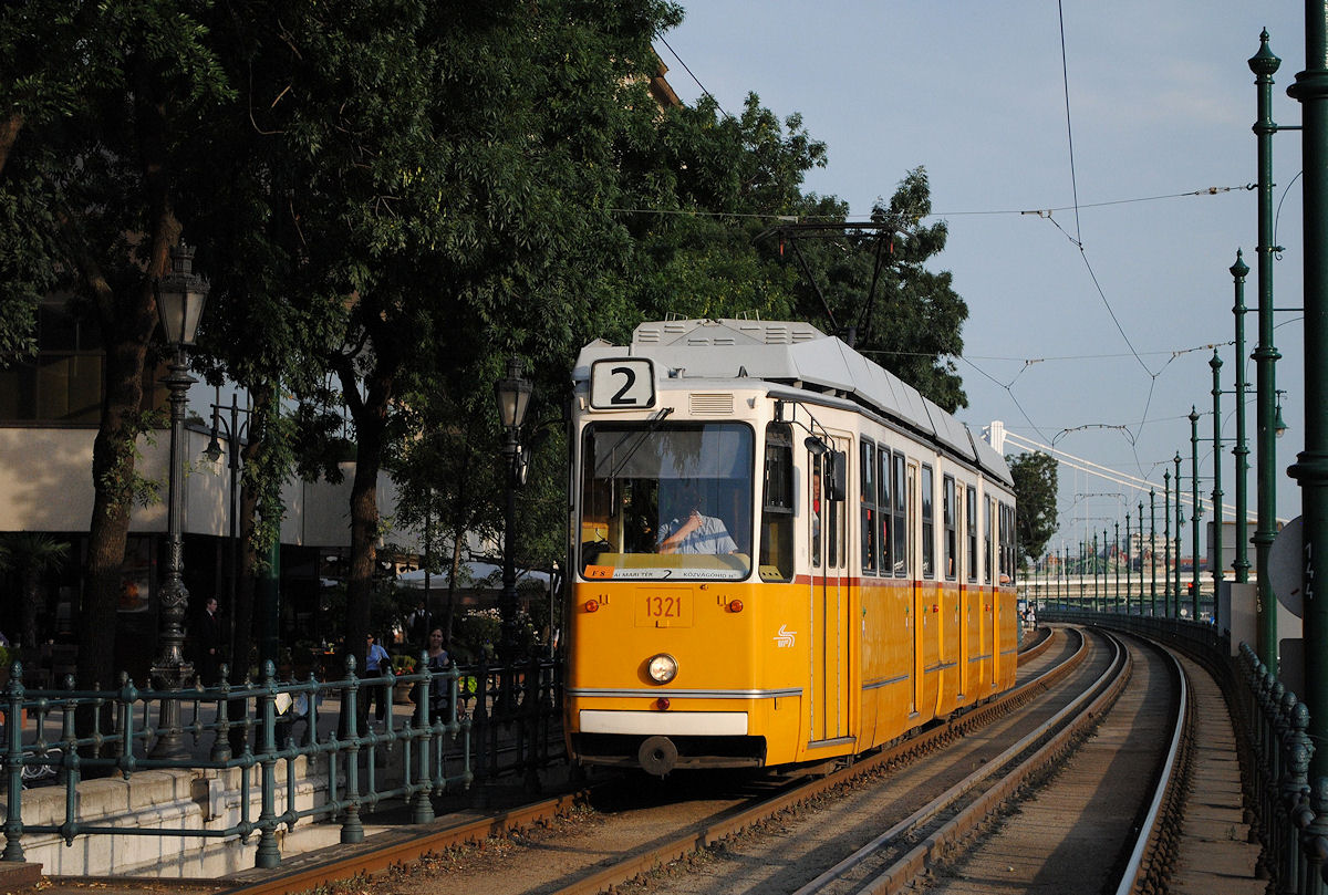 Der KCSV7 1321 fährt als Linie 2 die Donau entlang und erreicht soeben die Haltestelle Eötvös ter. (13.07.2016)