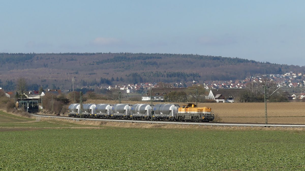Der Kerkerbacher Kalkzug auf seinem Weg nach Ludwigshafen kurz hinter Butzbach-Ostheim. Aufgenommen am 24.2.2018 13:21