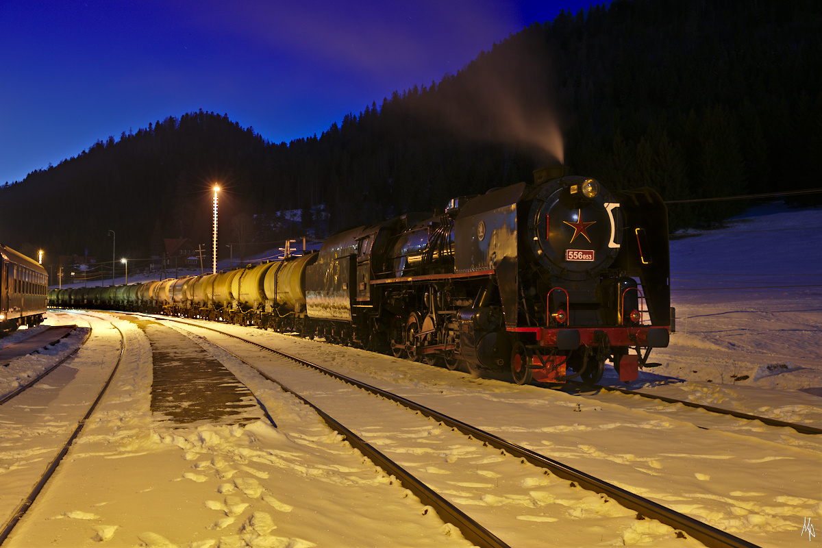 Der Kesselwagenzug war von 8. auf 9. Februar 2020 in Dobšinská Ľadová Jaskyňa abgestellt. Das Bild zeigt den Zug zur blauen Stunde, noch vor Beginn der eigentlichen Nachtfotoaktion. Der Laternenmast mit der defekten Lampe gleich neben der Lokomotive wurde aus dem Bild herausretuschiert.