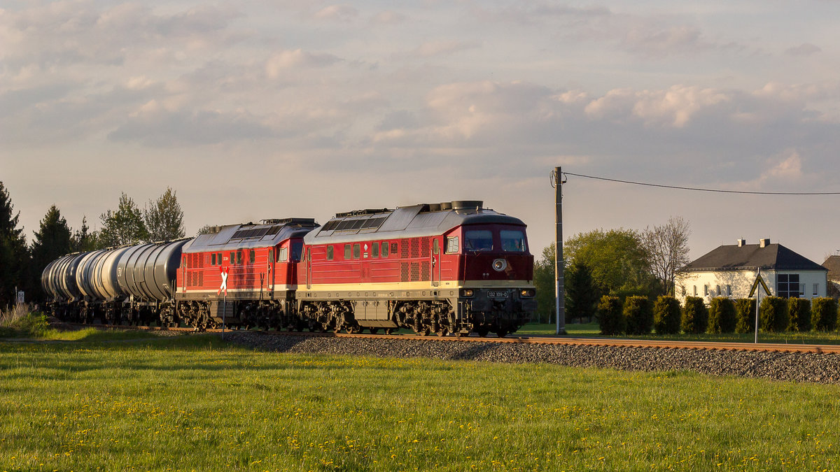 Der Kesselzug mit Doppelludmilla wurde am 10. Mai 2017 kurz vorm Bahnhof Mehltheuer abgelichtet. 232 238-6 + 132 109-0 gaben sich die Ehre. 