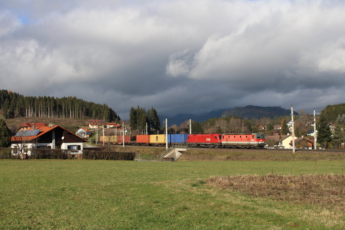 Der KGAG41171 von Wien Inzersdorf Terminal nach Tarvisio Boscoverde rollt am 22.11.2019 mit der 1144 013 und der 1116 125 kurz vor Neumarkt in der Steiermark den Neumarkter Sattel talwärts