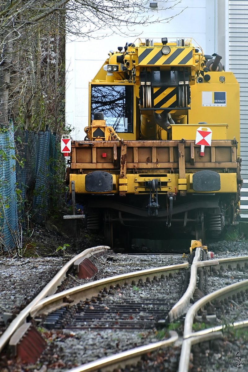 Der Kirow-Eisenbahndrehkran KRC-400T der Hering Gleisbau GmbH war Anfang Mai 2022 in Hattingen zu sehen. (Standort: Fußweg Eickener Str.)
