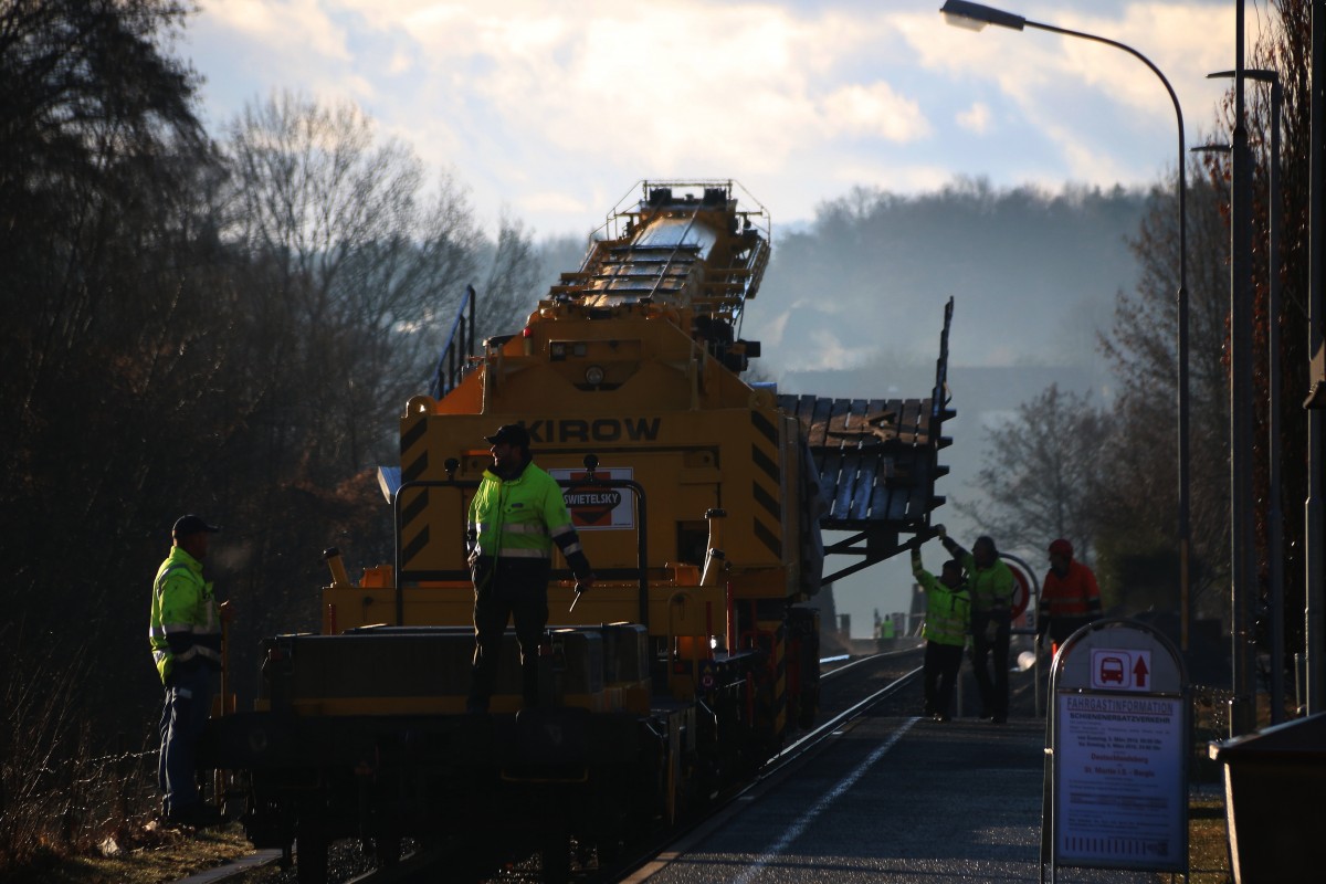 Der Kirow Kran mit seiner Last am Bahnsteig in Schwanberg . 7.03.2016