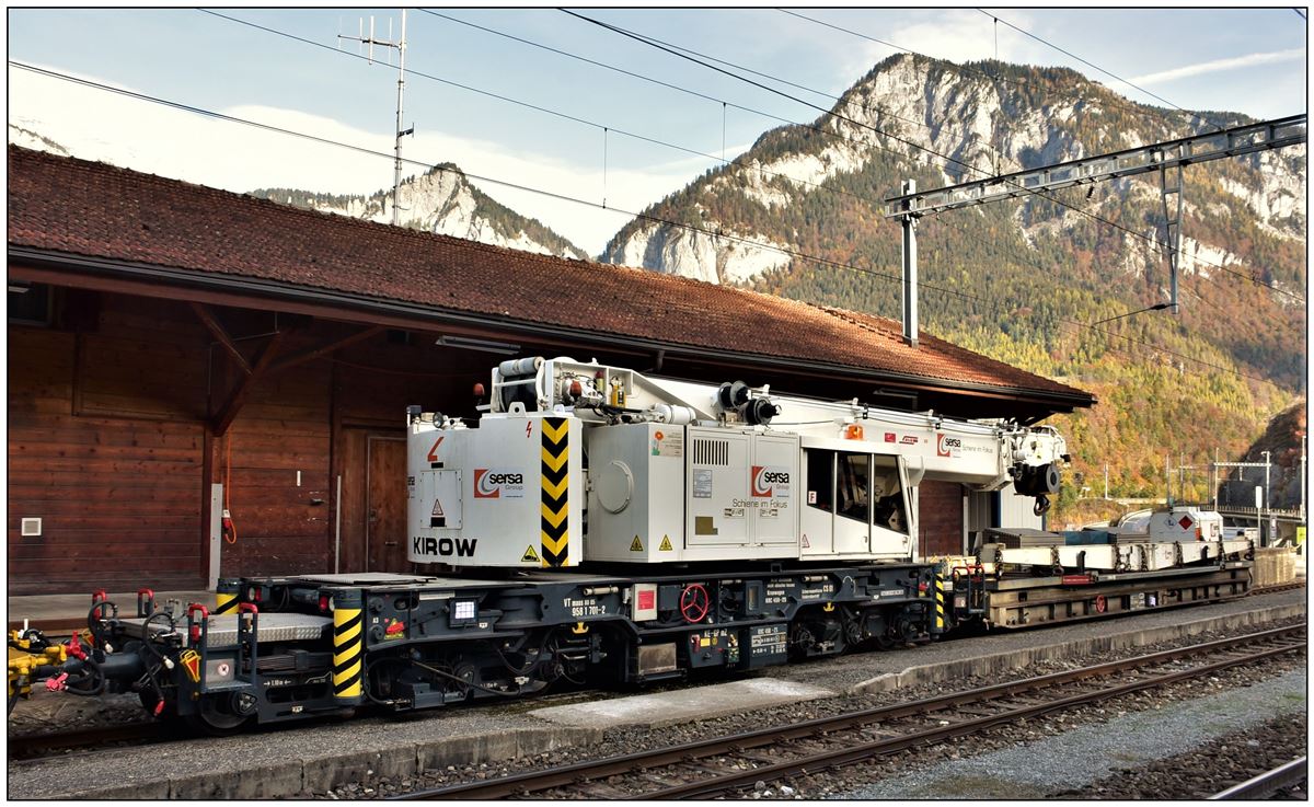 Der Kirow Kranwagen von Sersa in Reichenau-Tamins half mit beim Anschluss der neuen Hinterrheinbrücke. (04.11.2018)