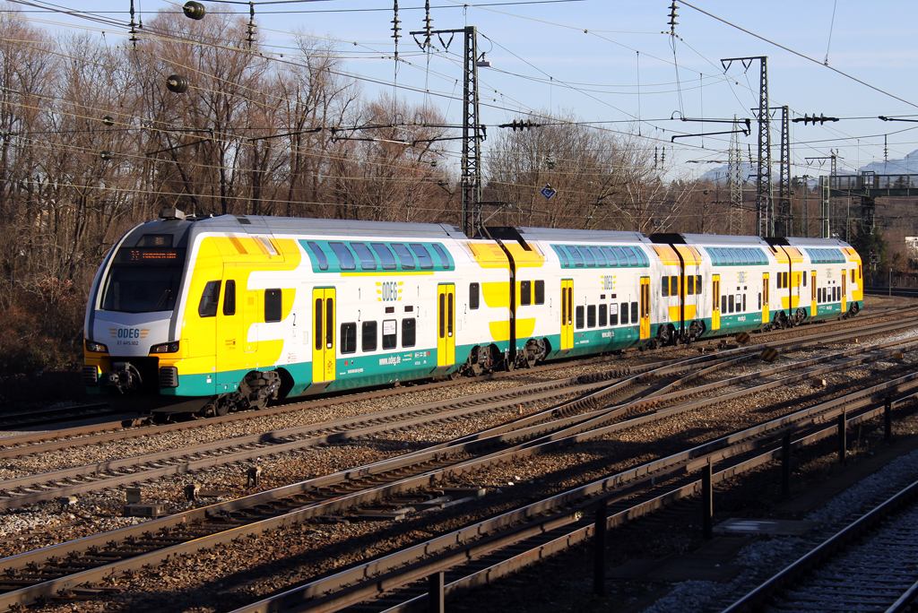 Der Kiss ET 445.102 der ODEG läuft als Meridian Ersatzverkehr von Traunstein nach München durch Rosenheim am 16.12.2013