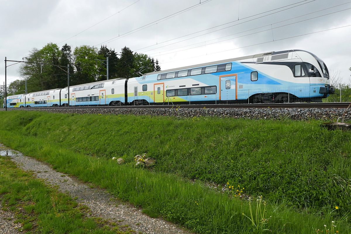 Der KISS der Westbahn (93 85 4110 010-4 CH-WSTBA) bei einer Rangierfahrt auf dem Auszieh-/Stumpengleis des Stadler-Werkes in Erlen (03.05.2019).