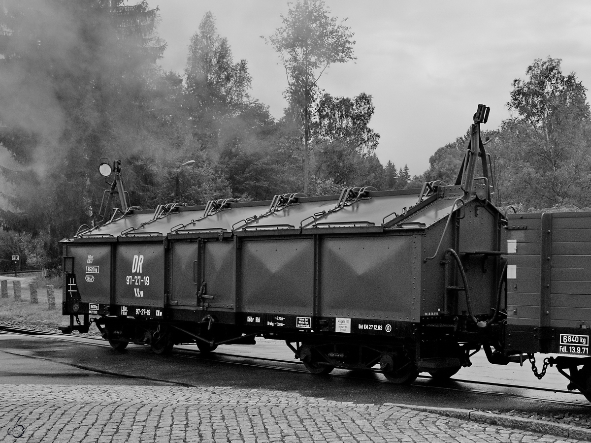 Der Klappdeckelwagen KKw (97-27-19) im September 2020 am Bahnhof Schmalzgrube.
