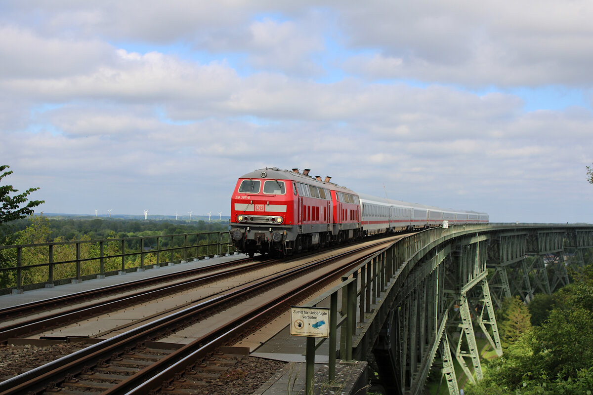 Der Klassiker an den Marschbahn ICs ist eine Doppeltraktion der Baureihe 218! Hier fährt ein solches Gespann, angeführt von 218 397-8, am 02.06.2022 über die Hochbrücke Hochdonn zur Fahrt nach Westerland auf der Insel Sylt.