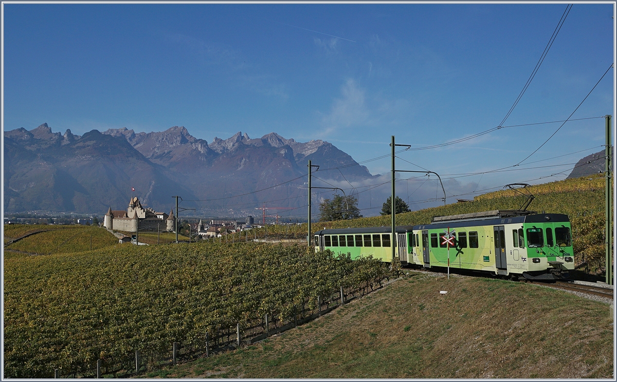 Der Klassiker: ASD mit dem Château d'Aigle, neuerdings mit dem Vorsignal von Aigle Dépôt. Der ASD BDe 4/4 ist mit dem Bt 434 als Regionalzug 430 von Les Diablerets nach Aigle unterwegs. 
26. Oktober 2018