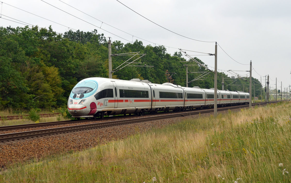 Der kleine ICE war am 13.07.19 als ICE 1005 unterwegs von Berlin nach München. Auf der fahrt Richtung Halle(S) passiert er hier Burgkemnitz.