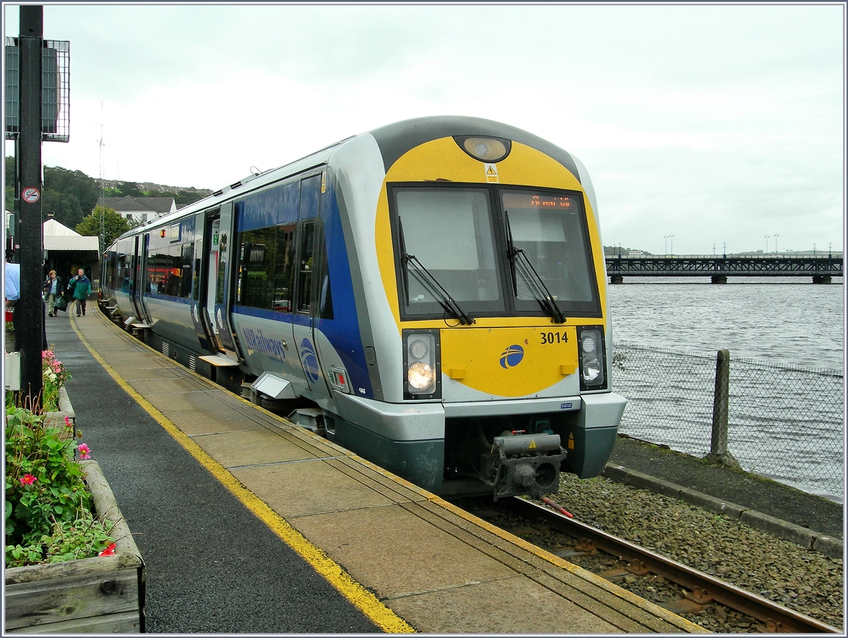 Der kleine Kopfbahnhof (ein Bahnsteiggleis und ein nicht mehr gebrauchtes Abstellgleis) der  City of Derry  heisst Londonderry. 
Im Zweistundentakt fahren hier die Züge nach Belfast. 
20. Sept. 2007