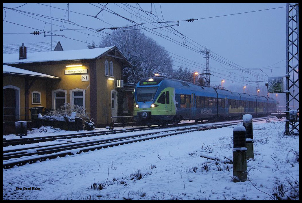 Der kleine Landbahnhof Natrup - Hagen an der Rollbahn ist noch immer besetzt und bietet auch in Wintertagen eine schöne alte Kulisse zu den heutigen modernen Fahrzeugen der Bahn. Der fünfteilige ET 016 der Westfalenbahn fuhr am 15.2.2016 um 7.33 Uhr nach kurzem Halt in Richtung Osnabrück weiter.