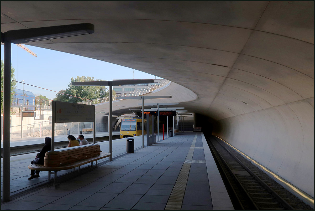 Der kleine Stuttgart 21-Bahnhof ist in Betrieb -

Wie auch der alte U-Bahnhof aus dem Jahr 1972 ist auch die neue Station 'Staatsgalerie' dreigleisig, da hier die Strecke vom Hauptbahnhof her in die Tallängslinie über Charlottenplatz einmündet. Am Gleis im Bild rechts werden in zwei Jahren die Stadtbahnzüge vom Hauptbahnhof her diese Haltestelle erreichen, am Neubau dieses Abzweiges wird noch gebaut. Das Lichtraumprofil des Tunnels dieses Gleise reicht in den bisherigen Tunnel und kann daher erst nach Abbruch der alten Tunnelstrecke gebaut werden. Der Blick geht hier in Richtung Neckartor.

14.09.2020 (M)