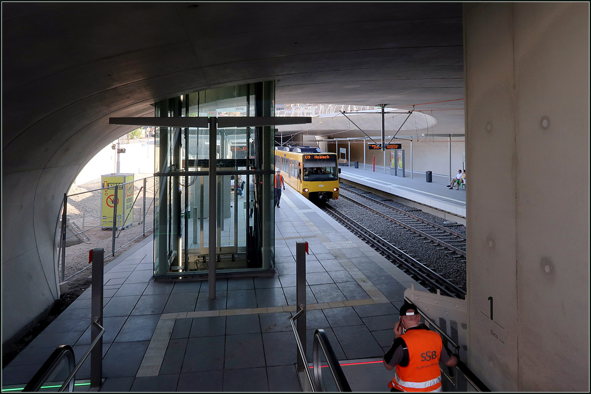 Der kleine Stuttgart 21-Bahnhof ist in Betrieb -

Seit Samstag 12.September 2020 fahren die Stadtbahnlinien U1, U2, U4, U9 und U14 über die neugebaute Haltestelle 'Staatsgalerie', die den bisherigen U-Bahnhof ersetzt. Dieser war dem Bahnprojekt Stuttgart 21 im Weg. Die neue Haltestelle wurde in veränderte und höherer Lage neu gebaut. Dadurch können die Stadtbahngleise von den Bahngleisen unterfahren werden. Die höhere Lage ermöglichte bringt die neue Haltestelle ans Tageslicht. Die geschwungenen Formen sind verwandt denen des neuen Hauptbahnhofes, war doch auch hier das Düsseldorfer Architekturbüro Ingenhoven mit der Gestaltung beauftragt.

14.09.2020 (M)