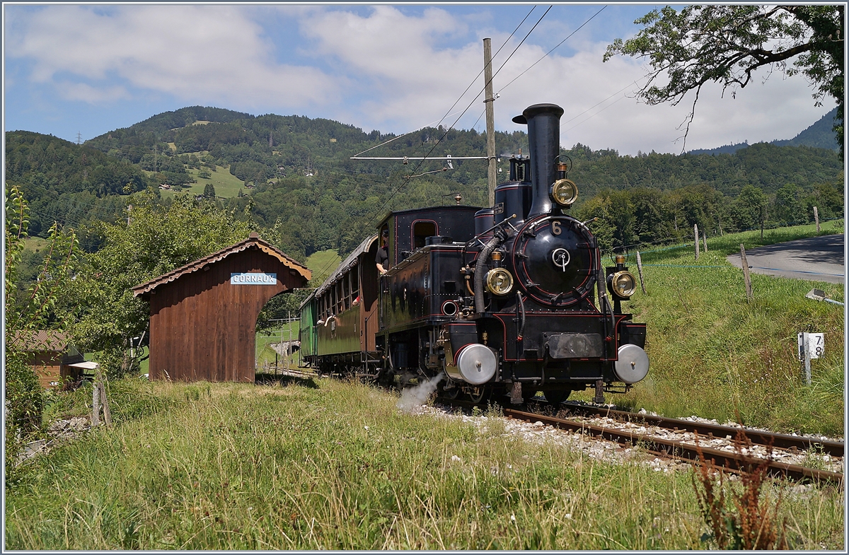 Der kleine Zug nun etwas näher: die Blonay-Chamby G 3/3 N°6 schleppt bei der Haltestelle Cornaux ihren Zug Richtung Chamby. 

11. August 2019