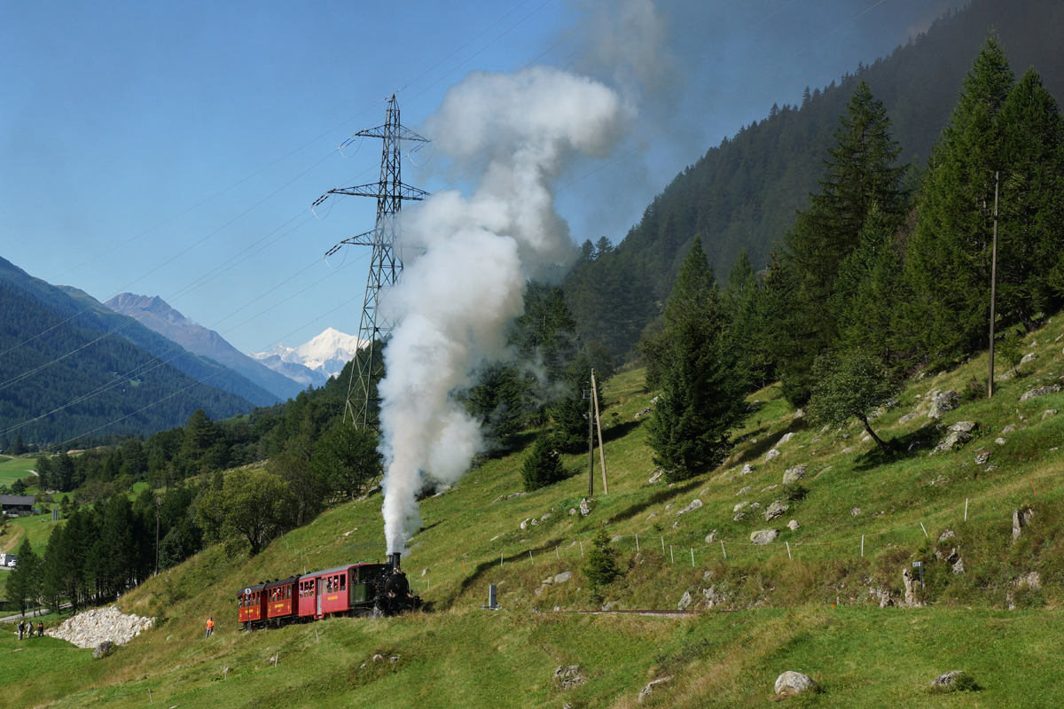 Der kleinen HG 2/3 6 wurde am 17.08.2014 alles abverlangt, als Sie den ersten passquerenden Zug die ersten Meter der Strecke hinaufschleppte.