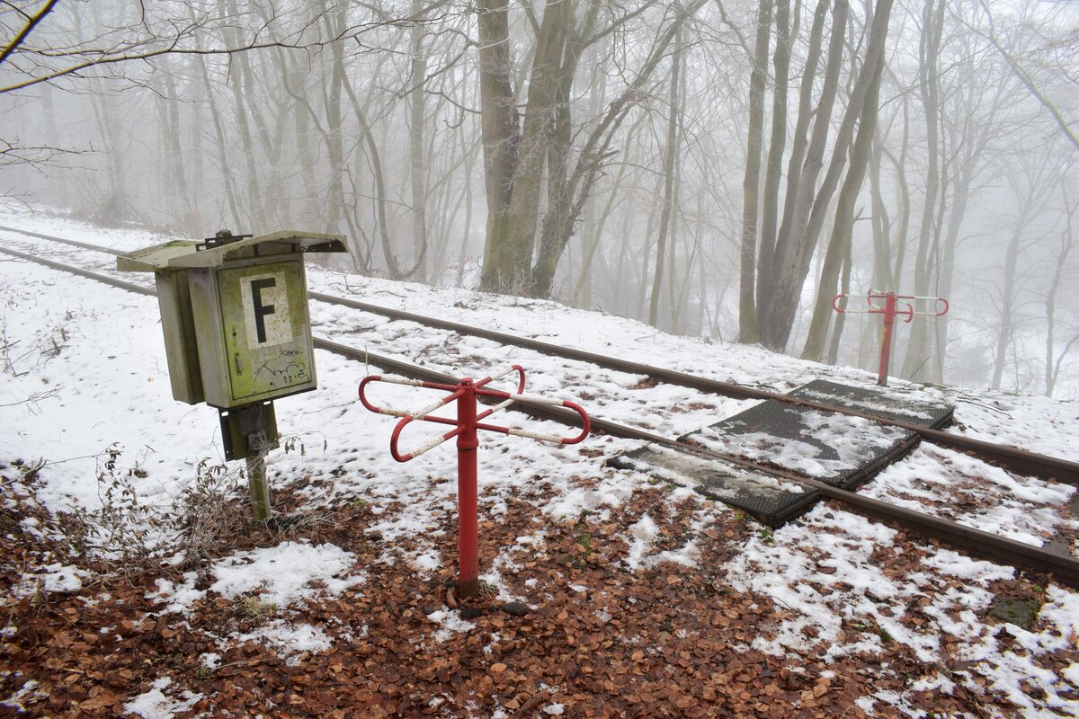 Der kleinste Bahnübergang den ich bislang je gesehen habe. Die Drehkreuze haben wohl schon lange keine Aufgabe mehr ohne die nötigen Zäune drum herum. Auch Andreaskreuze gibt es hier keine, aber es ist immernoch ein offizieller Überweg.

Kaiseresch 15.01.2022