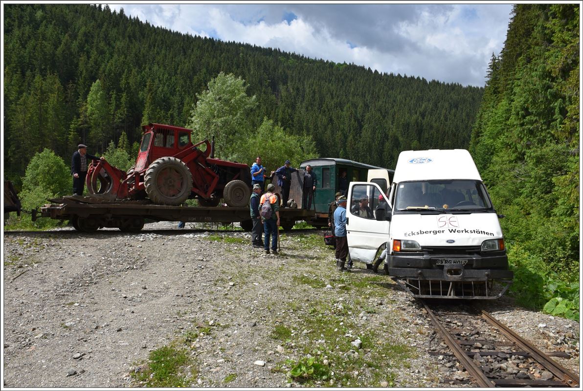 Der Kleintransporter der RG Holz fuhr vor dem Einsatz im Wassertal vermutlich in Deutschland. (12.06.2017)