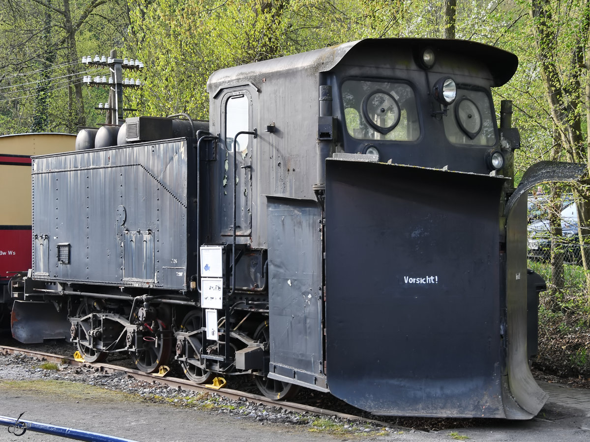 Der Klima-Schneepflug 80 80 973 5 030-7, ein umgebauter Tender 2 2 T21,5 im Eisenbahnmuseum Bochum-Dahlhausen. (April 2018)