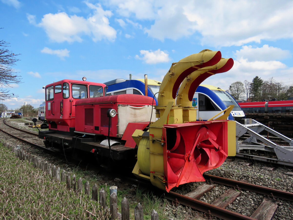 Der KLV 53 am 0087 am 10.04.2016 mit angebauter Beilhack Schneeschleuder beim Hbf. Weilheim/OBB.