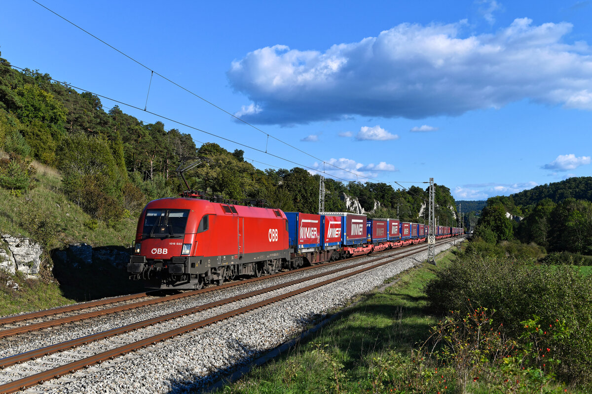 Der KLV-Zug DGS 42174 von Sommacampagna nach Wuppertal Langenfeld fährt unter der Regie der ÖBB-Tochter Rail Cargo Carrier und ist stets einheitlich mit Aufliefern der Spedition  Winner  beladen. Am 21. September 2022 war diese Leistung mit der 1016.033 bespannt und konnte von mir im Altmühltal bei Hagenacker dokumentiert werden.