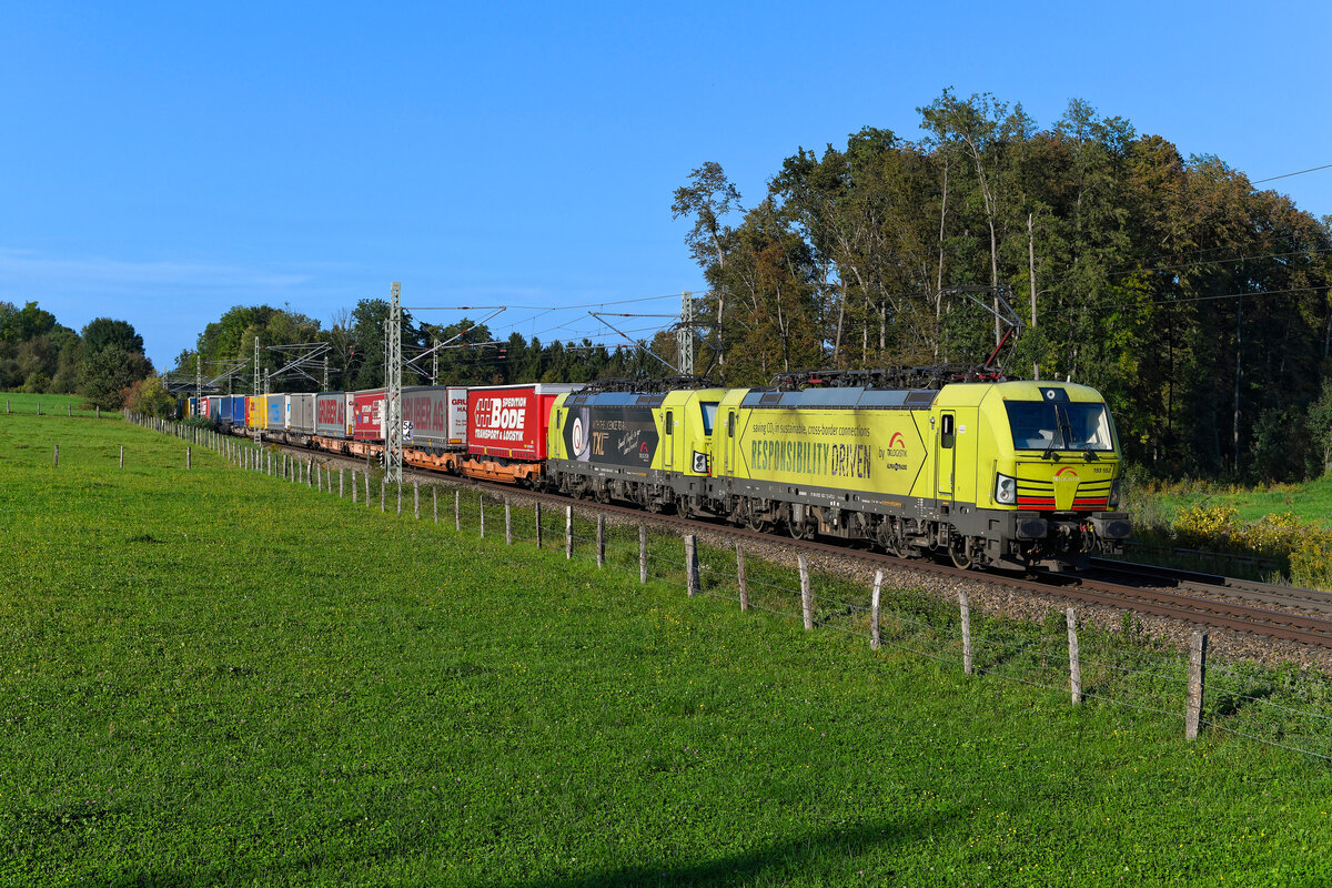 Der KLV-Zug DGS 43143 von Lübeck-Skandinavienkai nach Verona Q.E. in Italien war am 01. Oktober 2023 mit einem fotogenen Tandem in Form von 193 552 und 556 bespannt. Am wohlbekannten Bahnübergang bei Vogl lagen die beiden für TXLogistik fahrenden Vectrons von Alpha Trains gut im Licht. 