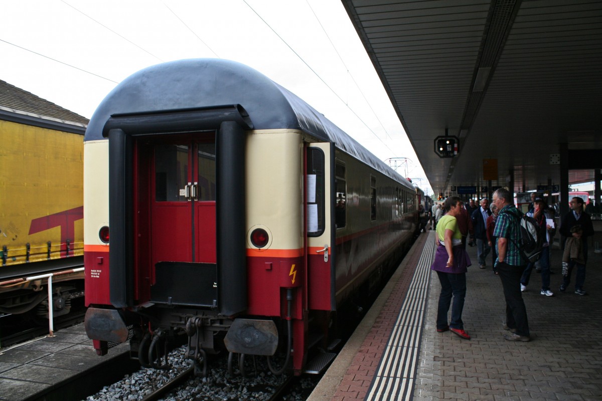 Der Koblenzer TEE-Clubwagen 61 80 89-70 403-4 am Nachmittag des 15.09.13 beim Bahnhofsfest des Badischen Bahnhofs in Basel ausgestellt auf Gleis 2.