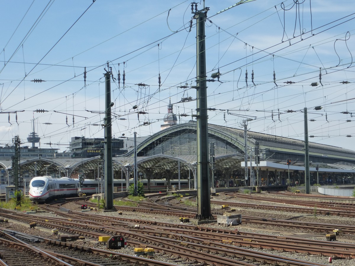Der Kölner Hauptbahnhof am 01.08.2015. Gerade fährt ein ICE in Richtung Messe/Deutz aus.
