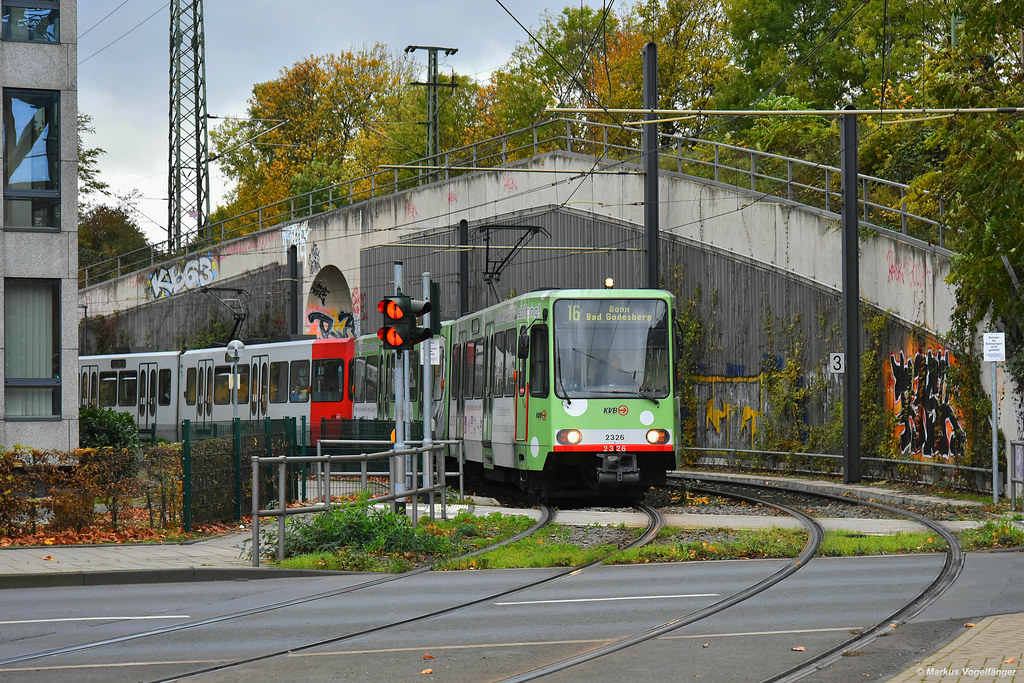Der Kölner Wagen 2326 als umgeleitete Linie 16 von der Severinstraße kommend auf dem Weg nach Bonn Bad Godesberg am 11.11.2019.
