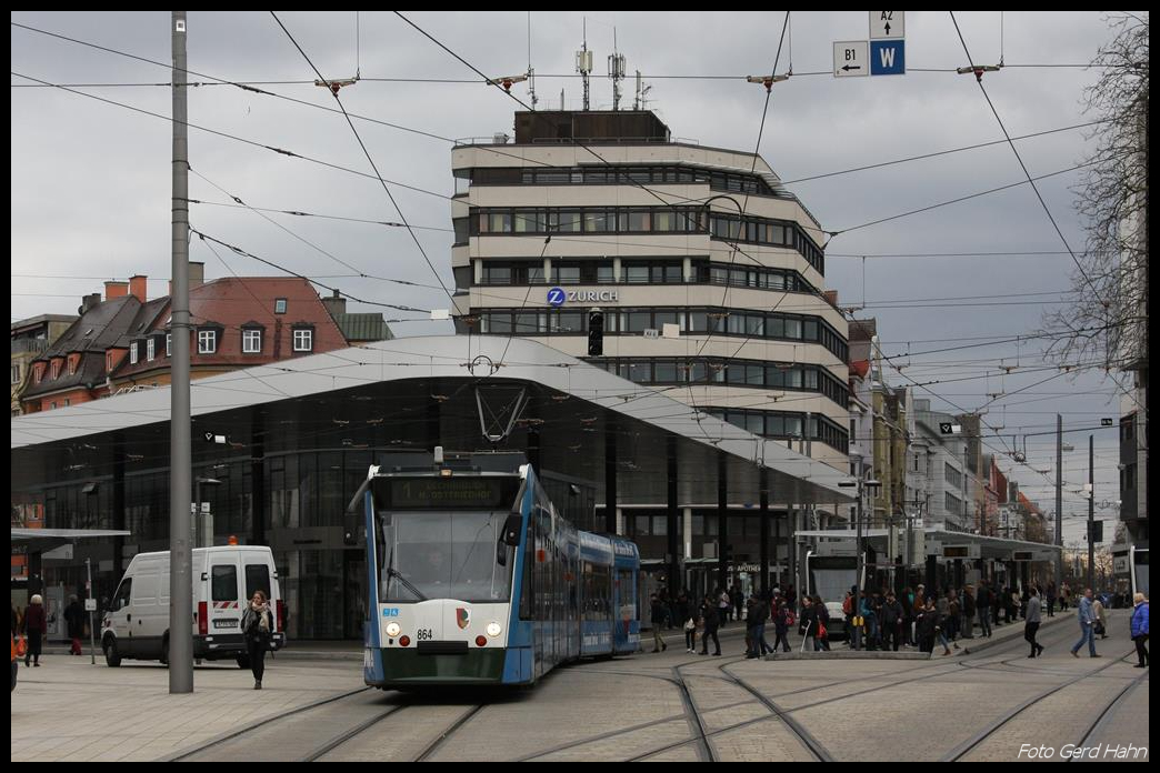 Der Königsplatz in Augsburg ist ein großer Verkehrsknoten mitten in der Stadt und eine sehr rege Tram Bahn Haltestelle. Am 21.03.2017 verlässt hier gerade Tram 864 die zentrale Haltestelle in Richtung Altstadt. 