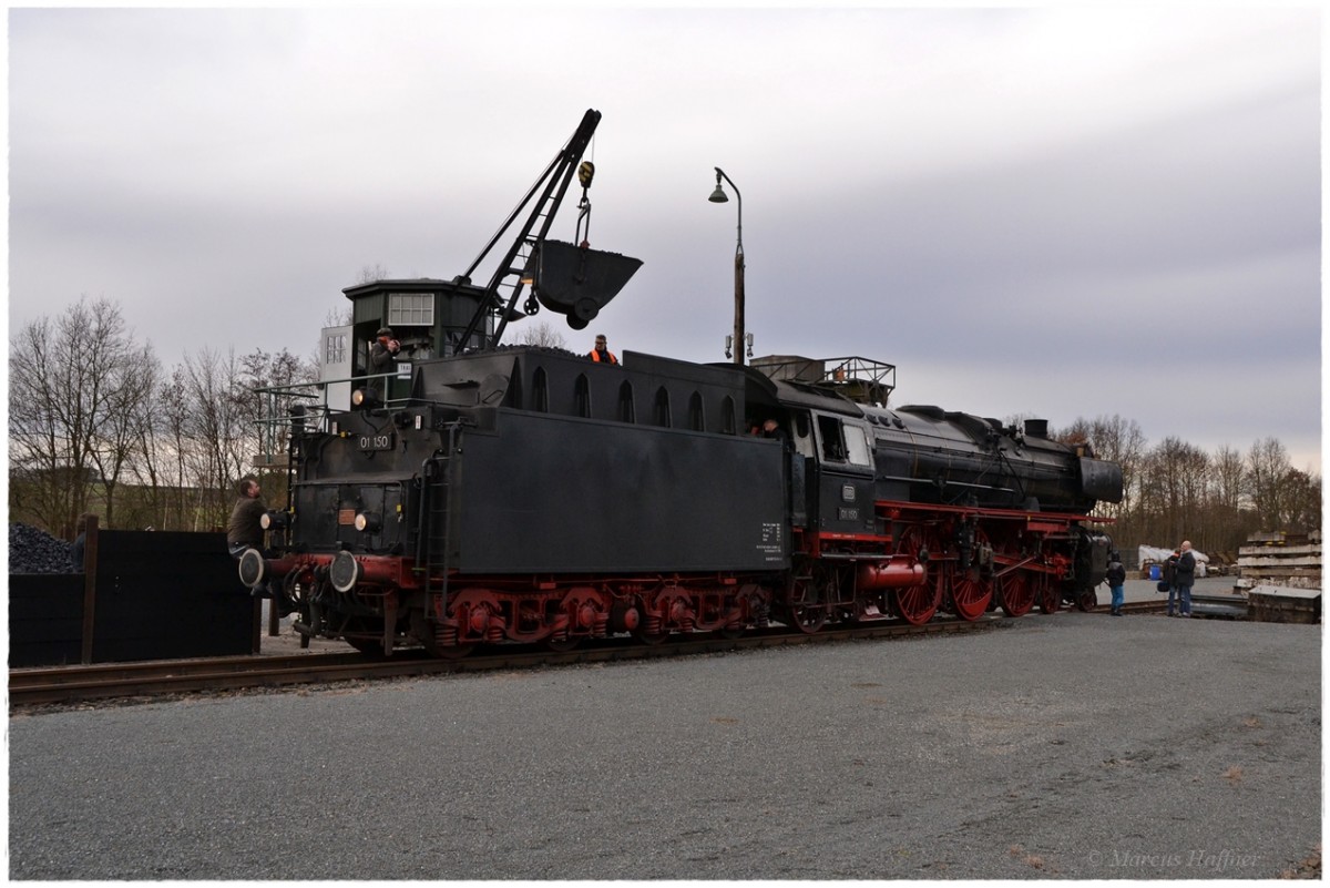 Der Kohlenvorrat von 01 150 wird im ehemaligen Bw Neuenmarkt-Wirsberg ergänzt.
Aufgenommen am 8. Februar 2014